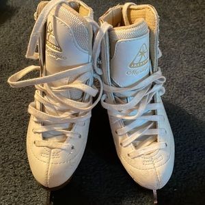 Used Jackson Mystiques figure skates